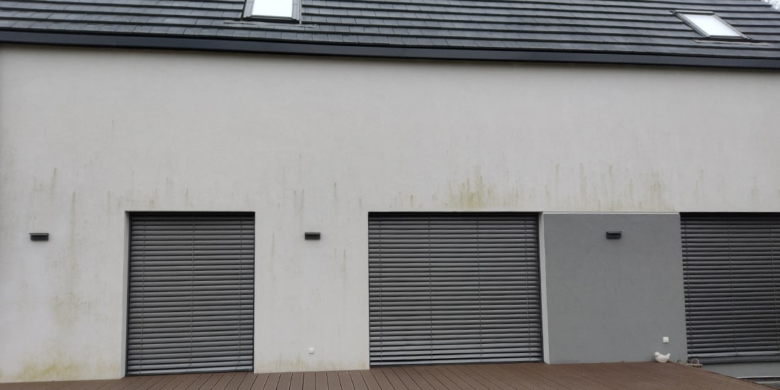 Mycie elewacji przed czyszczeniem – zabrudzona ściana budynku w Szczecinie | AZ Clean