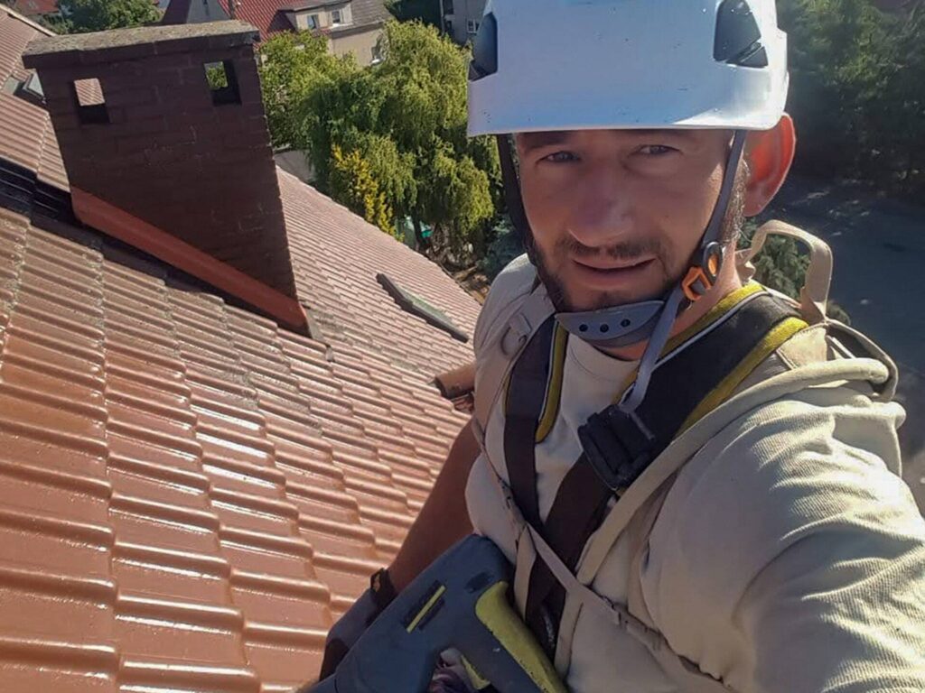 Pracownik na dachu budynku.