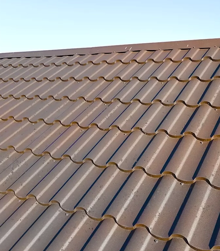 Brązowy dach z falistymi dachówkami