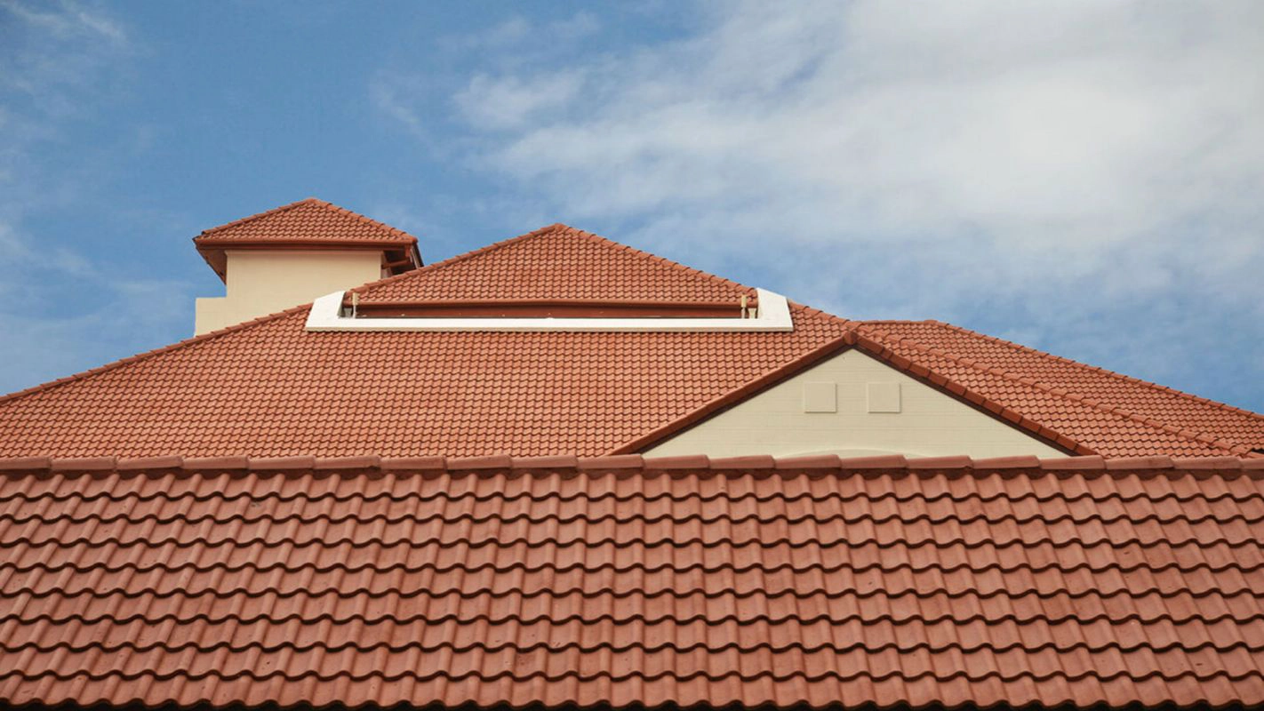 Czerwony dach pod niebieskim niebem