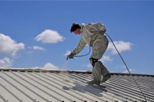 Malowanie dachu na niebieskim niebie.