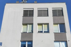 Nowoczesny budynek mieszkalny z oknami