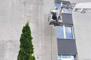 Winda do mycia elewacji budynku.