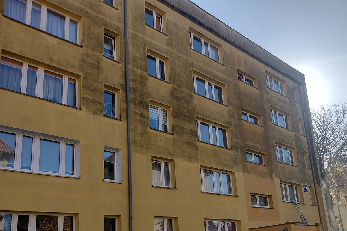 Brudna elewacja bloku mieszkalnego.