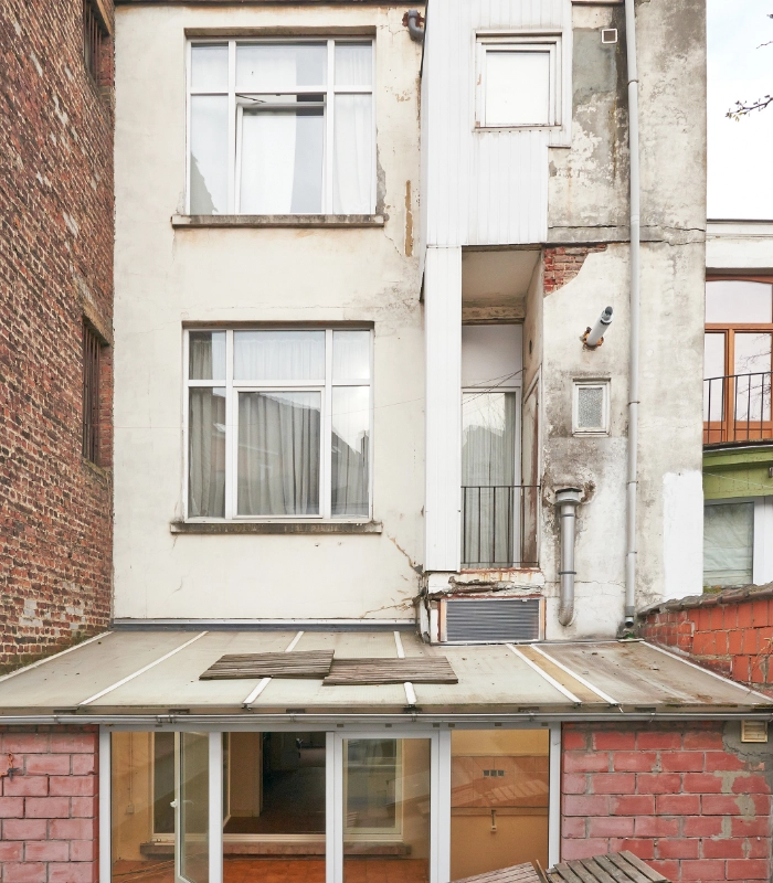 Stara kamienica z widokiem na podwórze